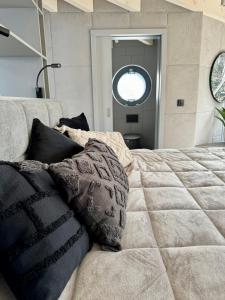 a bedroom with a bed and a round window at 360 Grad Floating Home Shanti 2 in Gallin