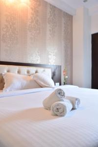 - une chambre avec un lit et une serviette dans l'établissement Hotel Flora Inn, à Gurgaon