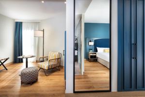 Habitación con cama y habitación con espejo en Princess Inspire Tenerife - Adults Only en Adeje