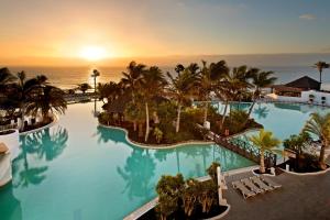 uma vista aérea de uma piscina de resort com o oceano em Club Jandía Princess em Playa Jandia