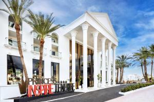 un edificio bianco con palme di fronte di Princess Inspire Tenerife - Adults Only ad Adeje
