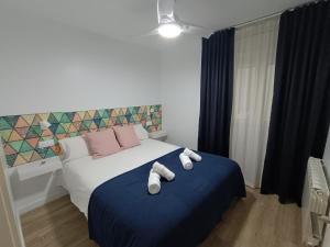 1 dormitorio con 1 cama con 2 toallas en SUITEDREAMS - Pollancre 23, en Andorra la Vella