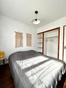 Manot Vacances - Gites en bord de Vienne في Manot: غرفة نوم بسرير كبير في غرفة