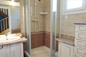 Fotografia z galérie ubytovania Maison avec jardin, grande véranda, WIFI à ST QUAY-PERROS - Réf 880 v destinácii Saint-Quay-Perros