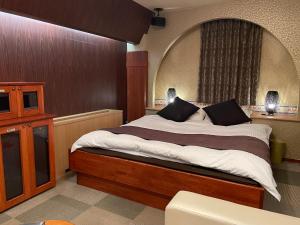 Hotel Water Gate Gifu (Adult Only) في غيفو: غرفة نوم بسرير كبير وتلفزيون