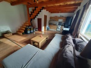 ein Wohnzimmer mit einem Sofa und einem Tisch in der Unterkunft Mountain Cozy Home in Sub Cetate