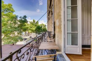 En balkon eller terrasse på Le Trésor - Appt dans le Triangle dOr de Bordeaux