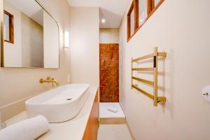 Et badeværelse på Le Trésor - Appt dans le Triangle dOr de Bordeaux