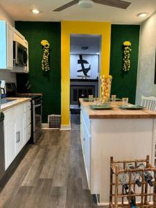 eine Küche mit grünen und gelben Wänden und einer Theke in der Unterkunft Wellness Oasis Near Downtown Pittsburgh in Pittsburgh