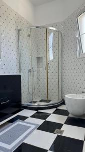 La salle de bains est pourvue d'une douche, d'une baignoire et d'un lavabo. dans l'établissement Villa August Ksamil, à Ksamil