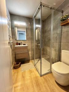 uma casa de banho com um chuveiro, um WC e um lavatório. em BONAVISTA PLATJA BEGUR em Begur
