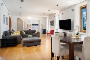斯普利特的住宿－Imperial suite，客厅配有沙发和桌子