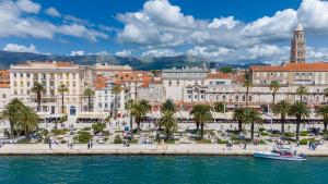 Blick auf die Stadt vom Wasser in der Unterkunft Imperial suite in Split