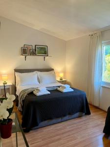 sypialnia z łóżkiem z dwoma ręcznikami w obiekcie Apartments Curnić w mieście Jesenice