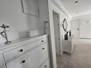 マドリードにあるElegant apartment with yard for 4 pax in Tetuan - 1の白いキッチン(ドレッサー付)、廊下