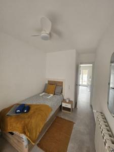 マドリードにあるElegant apartment with yard for 4 pax in Tetuan - 1のベッドルーム1室(ベッド1台、シーリングファン付)