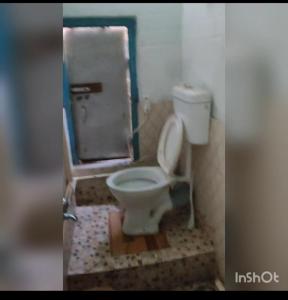Habitación pequeña con baño y aseo. en Gippys studio, en Gangtok