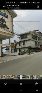un edificio al lado de una calle de la ciudad en Gippys studio, en Gangtok 2 fotos más