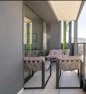 uma varanda com uma mesa, cadeiras e um espelho em Time suits with beautiful view and pool em Valência