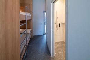 アスコナにあるCasa Mosciaの小さな客室で、クローゼットとバスルームが備わります。