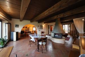 מסעדה או מקום אחר לאכול בו ב-Splendida casa in sasso in borgo