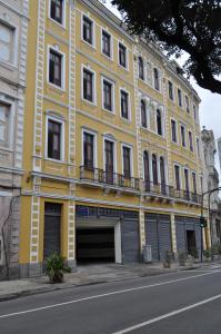 duży żółty budynek przy ulicy miejskiej w obiekcie Parque Hotel w mieście Rio de Janeiro