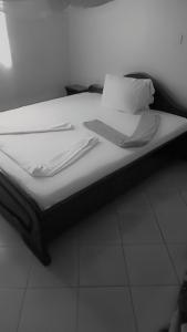 เตียงในห้องที่ ATA Safaris Lodge - Hotels in Karatu