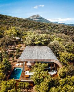 an overhead view of a house with a pool at Souki ~ Lodges & Spa in Cabrières
