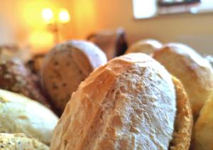 伯爾格倫德－雷特維施的住宿－Küstenliebe Gartenpension & Ferienwohnungen，桌子上摆着一大堆面包