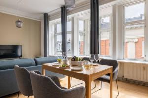 sala de estar con mesa, sillas y sofá en Apartment with Private Balcony in central Copenhagen City, en Copenhague