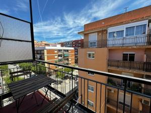 un balcón de un edificio con un banco en Grandera Apart`s - Assutzena 5, en Valencia