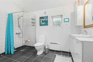 Ένα μπάνιο στο Summer House Brimming With Activity And Coziness +13 φωτογραφίες