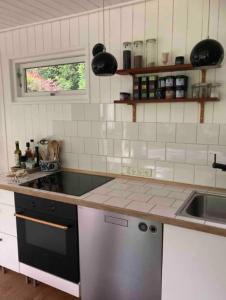 una cucina con lavandino e piano di lavoro di Lovely Summer House By The Coast, a Præstø