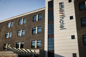 um edifício com a placa para o hotel em Smarthotel Forus em Stavanger