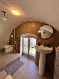 ein Bad mit einem Waschbecken und einem Spiegel in der Unterkunft Atelier Rinaldo in Asti