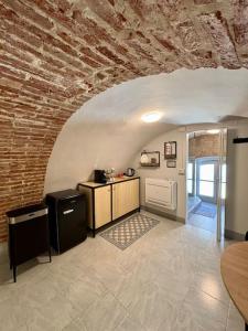 Zimmer mit einer Küche mit Ziegelwand in der Unterkunft Atelier Rinaldo in Asti