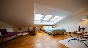 a living room with a couch and a bed and a window at Gästehaus am Michaelshof, im «Haus der Natur» in Neu Darchau