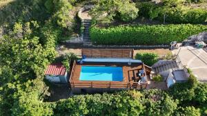 einen Blick über ein Haus mit Pool in der Unterkunft villa Sun in Alcamo