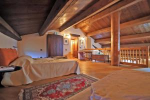 מיטה או מיטות בחדר ב-Splendida casa in sasso in borgo