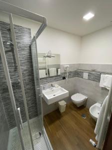 een badkamer met een wastafel, een toilet en een douche bij Fd Lorichella in Lorica