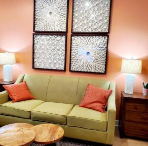 sala de estar con sofá y mesa en Disney, Knott's, Pool, Hottub, Gym, Wi-fi, Parking, en Stanton