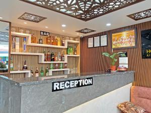 加德滿都的住宿－Hotel Lumbini Airport，带有阅读前台标志的酒吧