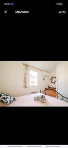 een foto van een slaapkamer met een bed en een raam bij Mazet 5 pers plage parking gratuit wifi clim in La Londe-les-Maures