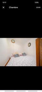 ein Schlafzimmer mit einem Bett mit zwei Kissen darauf in der Unterkunft Mazet 5 pers plage parking gratuit wifi clim in La Londe-les-Maures