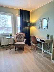 En sittgrupp på Kuttainen Lodge