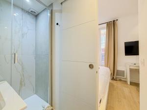 ein Bad mit einer Dusche und einer Glastür in der Unterkunft Chic scandinavian style - Wifi, AC, 2pers in Nizza