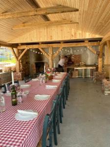 欧坎哥奥克拉露营山林小屋的一张长桌,上面有红白的桌布