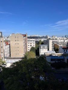 uma vista para uma cidade com edifícios altos em 2 pièces, calme et lumineux. em Boulogne-Billancourt
