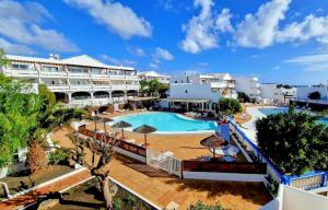 Bazén v ubytování Appart Cosy vue piscine, wifi, à 500 m plage nebo v jeho okolí
