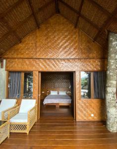ein Schlafzimmer mit einem Bett in einer Ziegelwand in der Unterkunft SeaGate Bungalows in Sabang